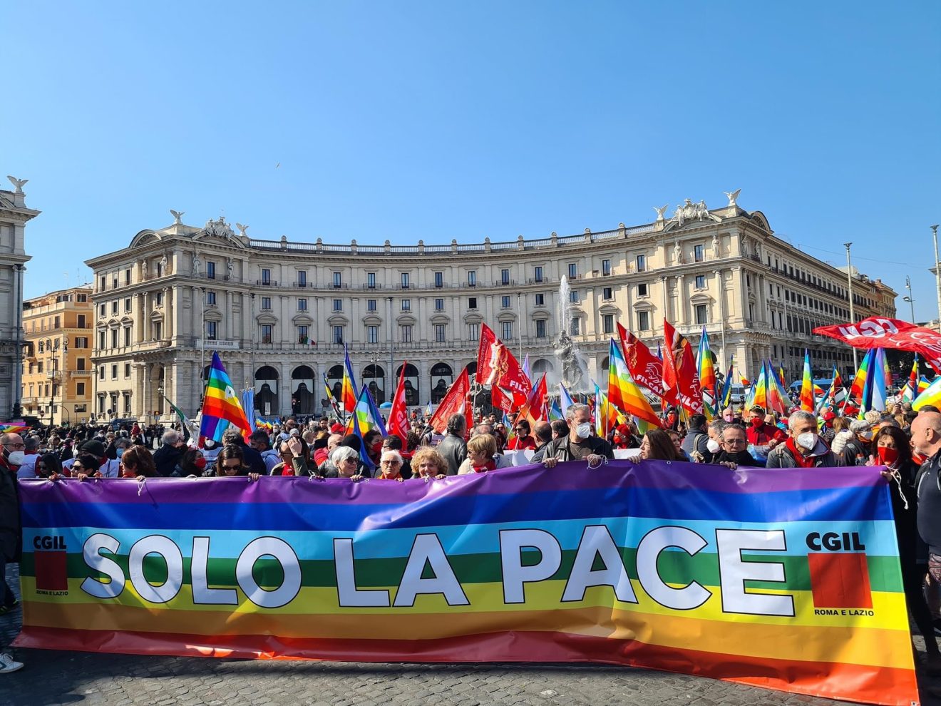 Pace in Ucraina, manifestazione a Roma con tanta Cgil dalla Toscana (foto)